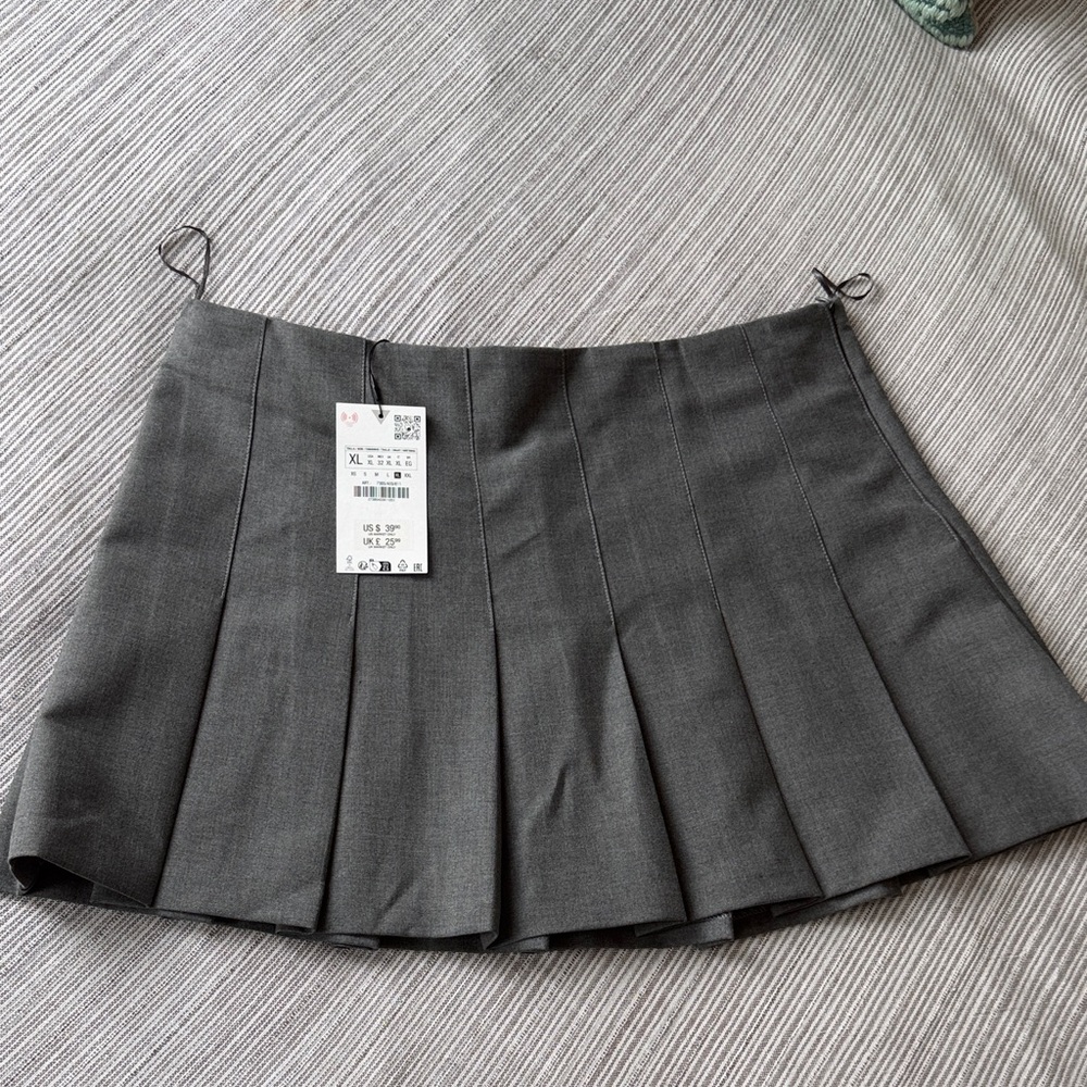 Sold on DP | NWT Zara pleated mini skirt